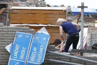Vláda chce vyhladovět neziskovky. Škrty dopadnou i na pomoc lidem v nouzi - Novinky